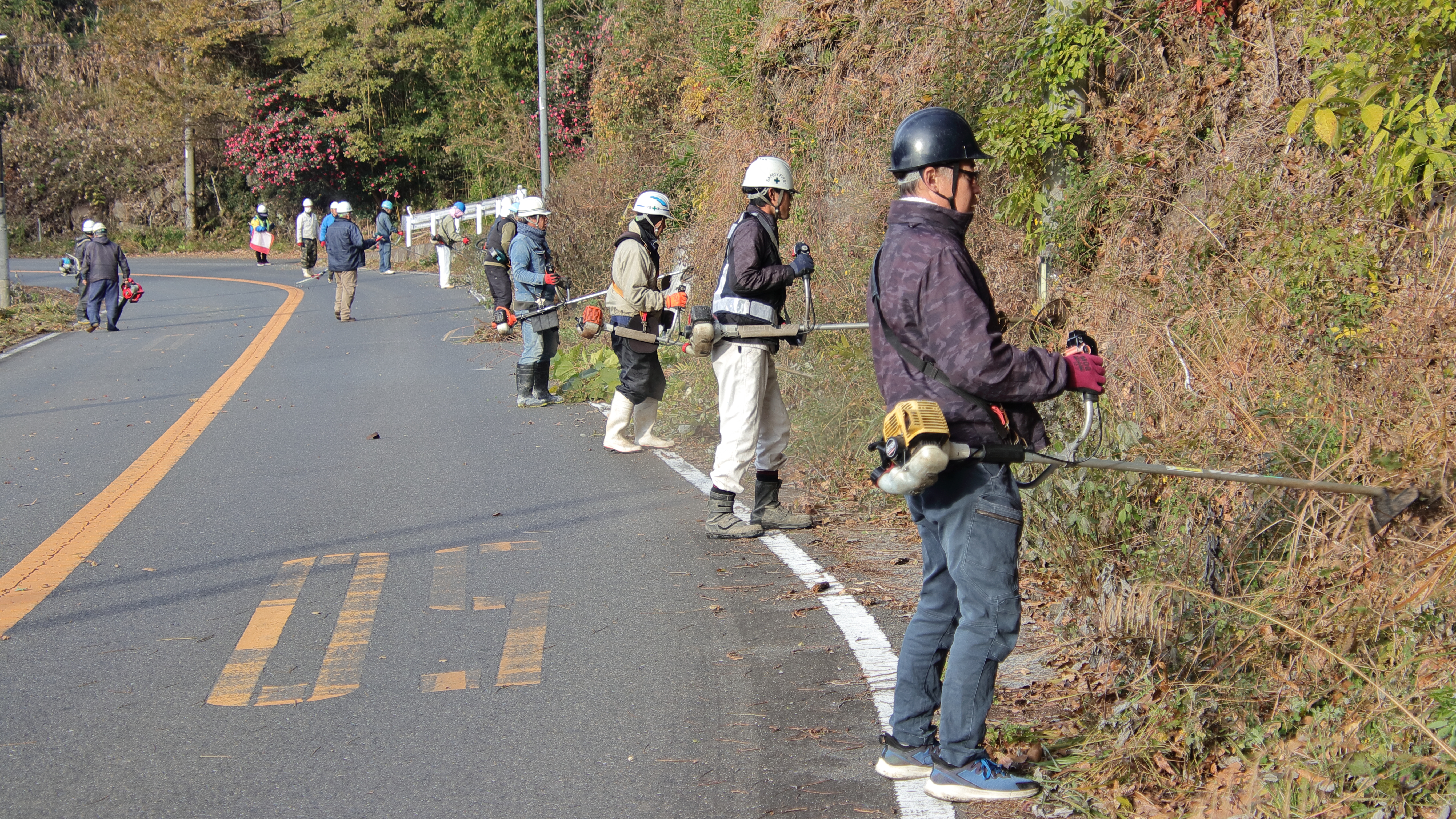 大建協杵築日出支部の杵築地区会員が草刈り作業